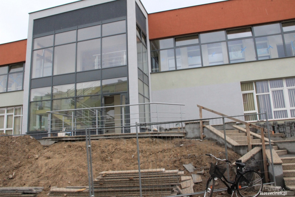 Do biblioteki nowym wejściem