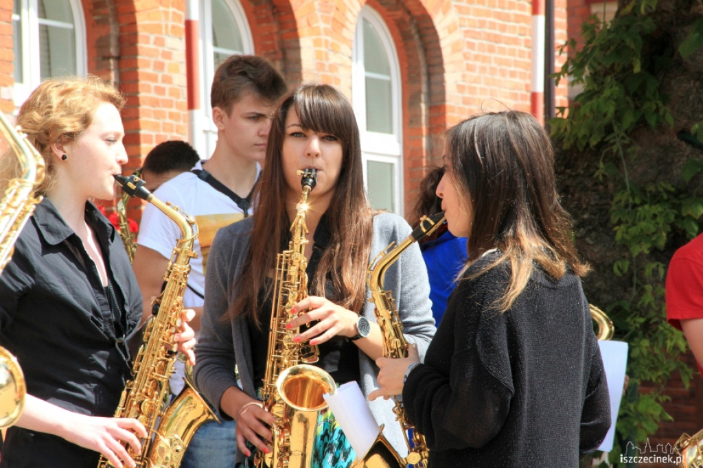 Koncert Orkiestry Saksofonowej przed ratuszem w Szczecinku