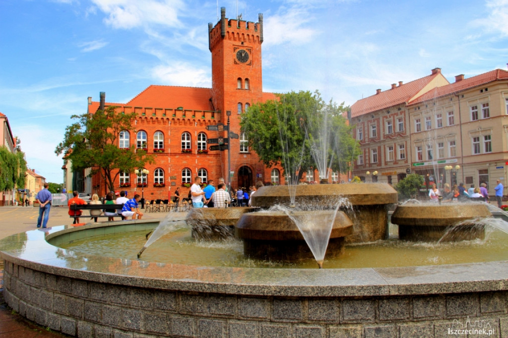 Koncert Orkiestry Saksofonowej przed ratuszem w Szczecinku