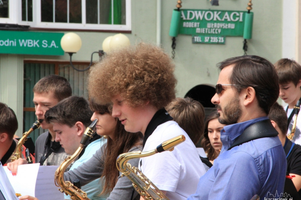 Koncert Orkiestry Saksofonowej przed ratuszem w Szczecinku