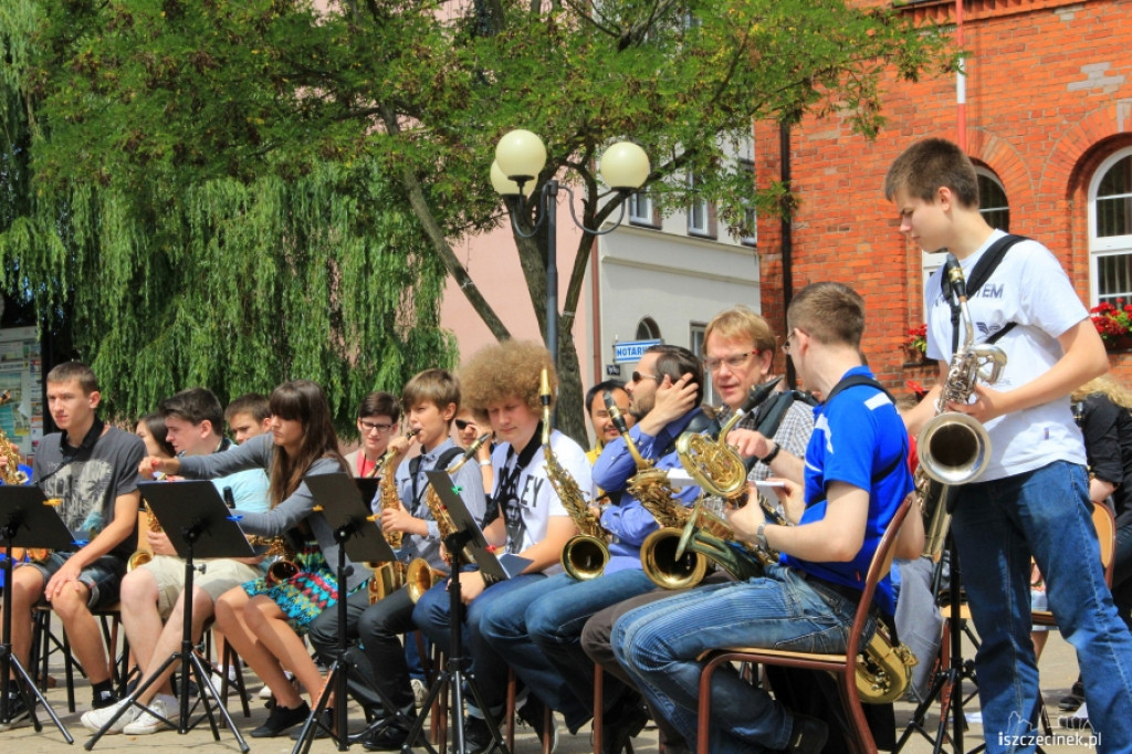 Koncert Orkiestry Saksofonowej przed ratuszem w Szczecinku
