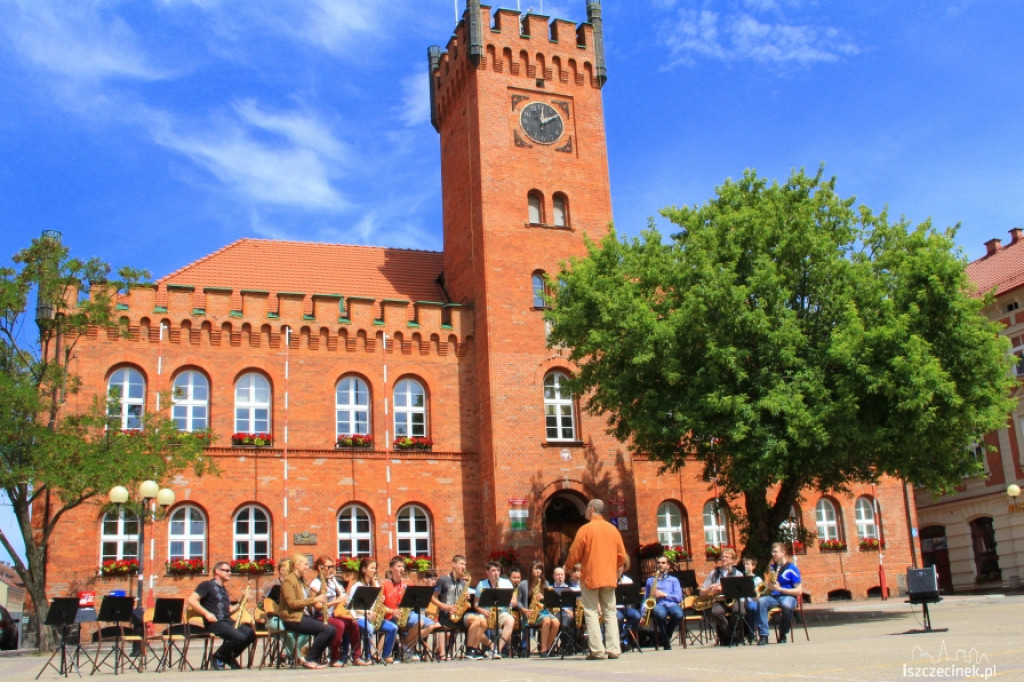 Koncert Orkiestry Saksofonowej przed ratuszem w Szczecinku
