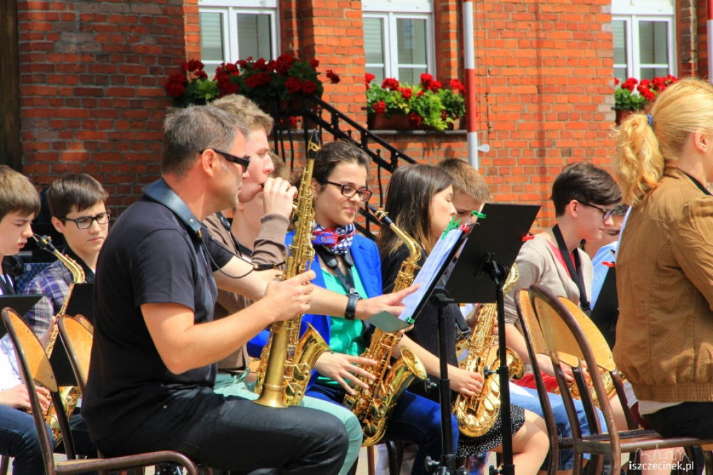 Koncert Orkiestry Saksofonowej przed ratuszem w Szczecinku