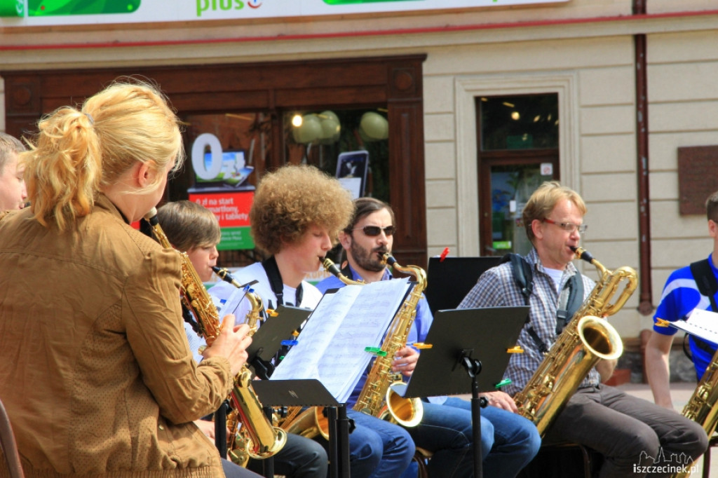 Koncert Orkiestry Saksofonowej przed ratuszem w Szczecinku