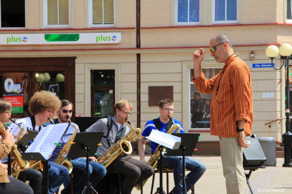 Koncert Orkiestry Saksofonowej przed ratuszem w Szczecinku