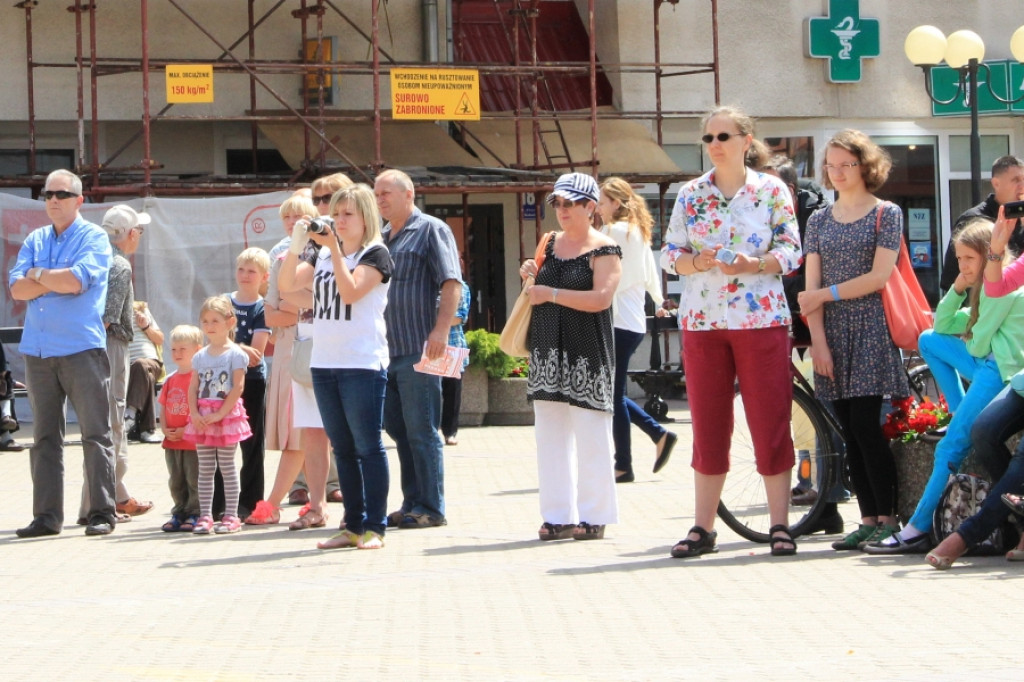 Koncert Orkiestry Saksofonowej przed ratuszem w Szczecinku
