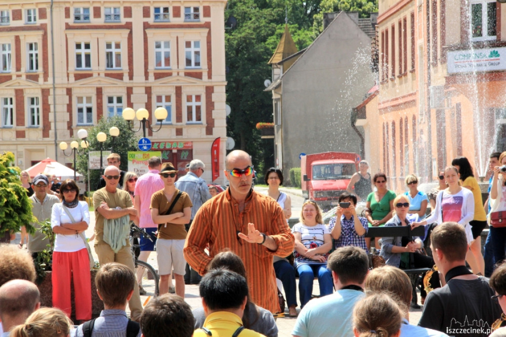 Koncert Orkiestry Saksofonowej przed ratuszem w Szczecinku