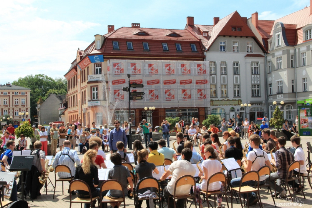 Koncert Orkiestry Saksofonowej przed ratuszem w Szczecinku