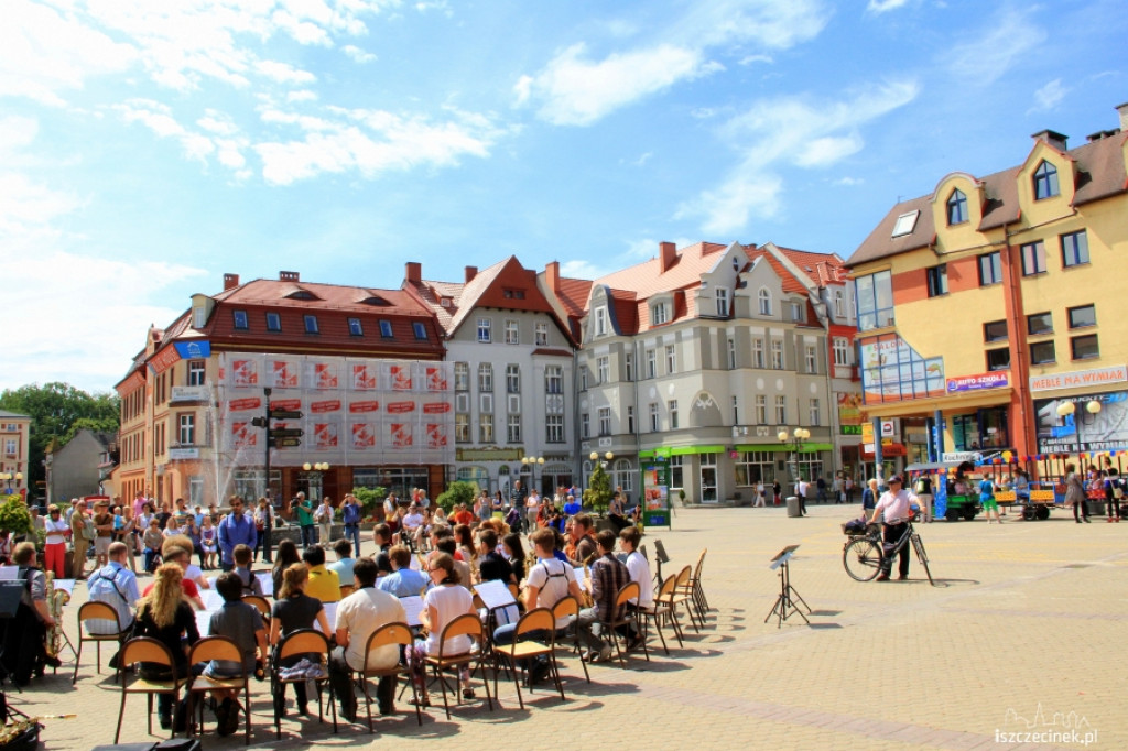 Koncert Orkiestry Saksofonowej przed ratuszem w Szczecinku
