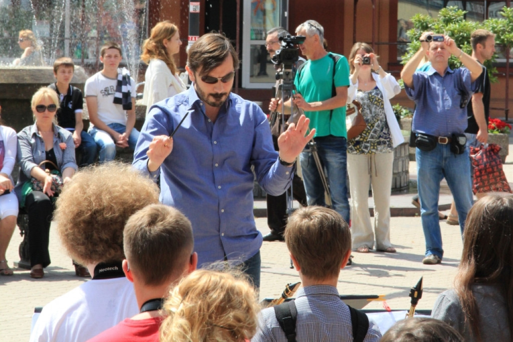 Koncert Orkiestry Saksofonowej przed ratuszem w Szczecinku