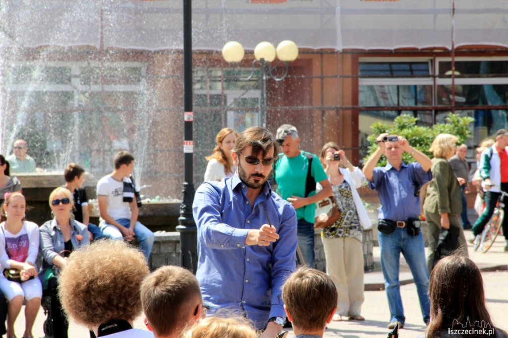 Koncert Orkiestry Saksofonowej przed ratuszem w Szczecinku