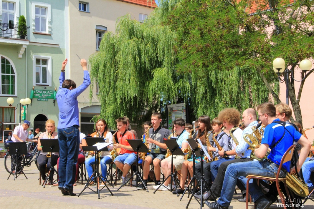 Koncert Orkiestry Saksofonowej przed ratuszem w Szczecinku