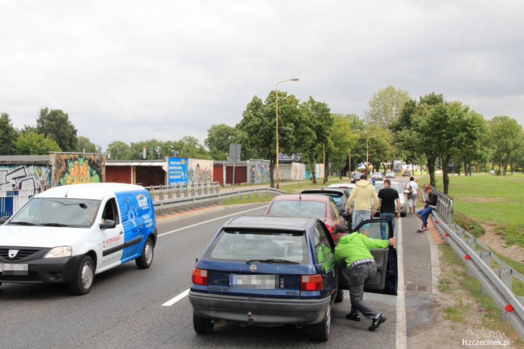 Kolizja na obwodnicy. Zderzyły się 4 samochody