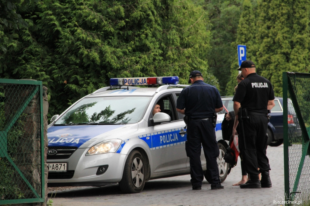 Chwilę grozy na jeziorze. Policjanci ratują chłopców