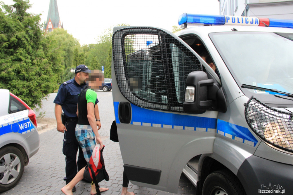 Chwilę grozy na jeziorze. Policjanci ratują chłopców