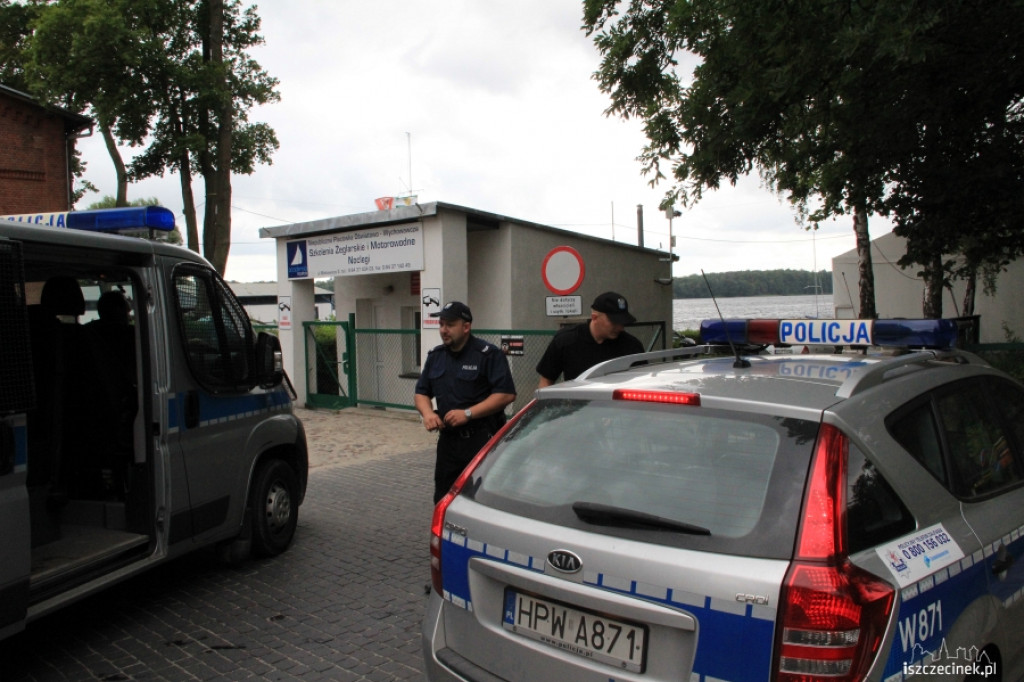 Chwilę grozy na jeziorze. Policjanci ratują chłopców
