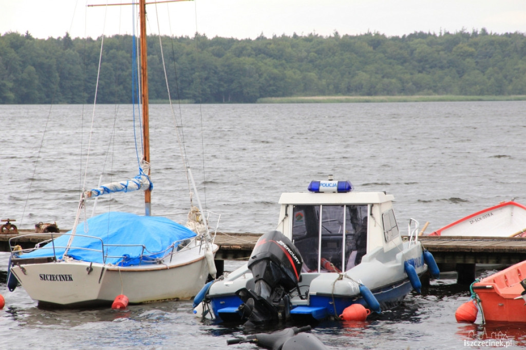 Chwilę grozy na jeziorze. Policjanci ratują chłopców