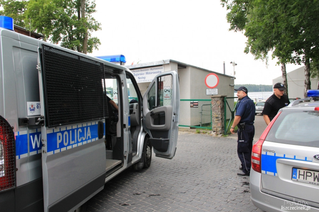 Chwilę grozy na jeziorze. Policjanci ratują chłopców