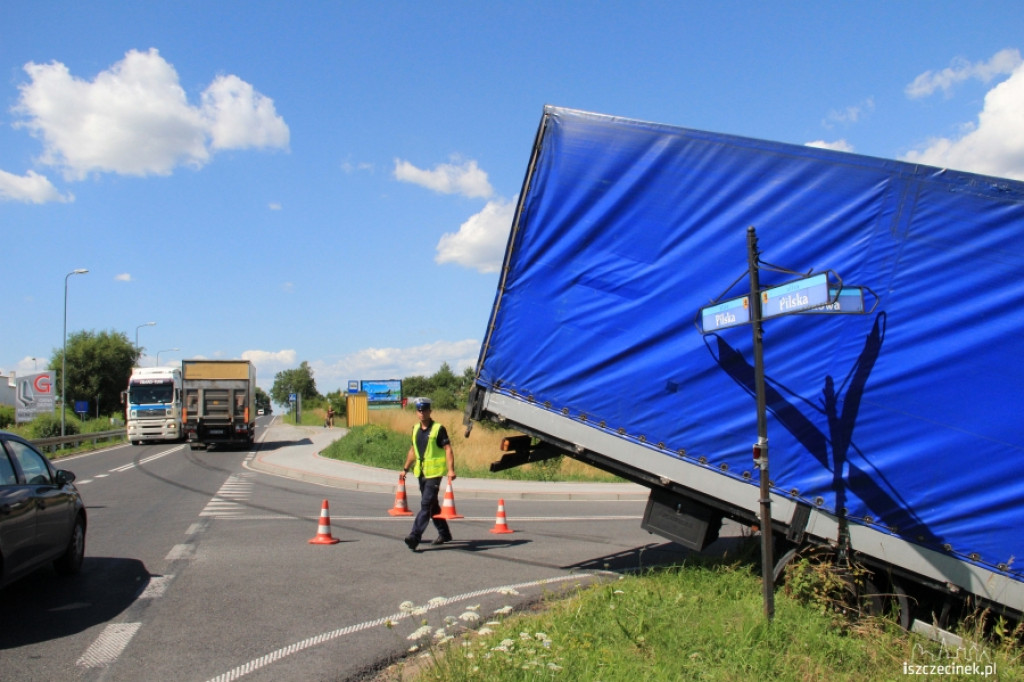 Rozpędzona ciężarówka wypadła z drogi