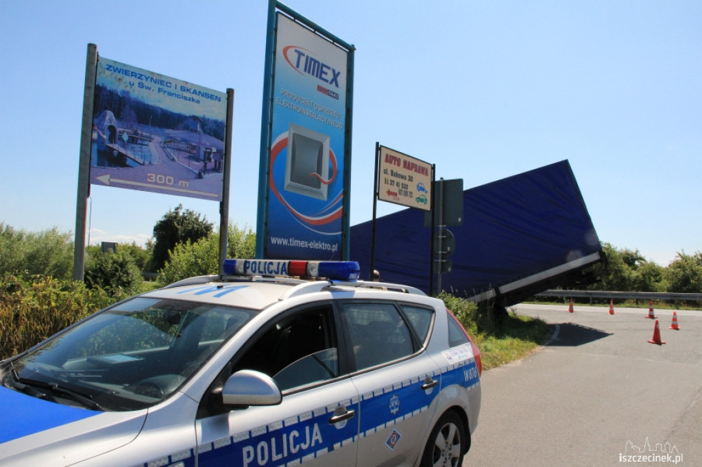 Rozpędzona ciężarówka wypadła z drogi