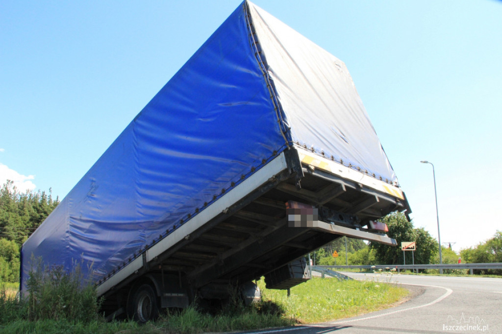 Rozpędzona ciężarówka wypadła z drogi