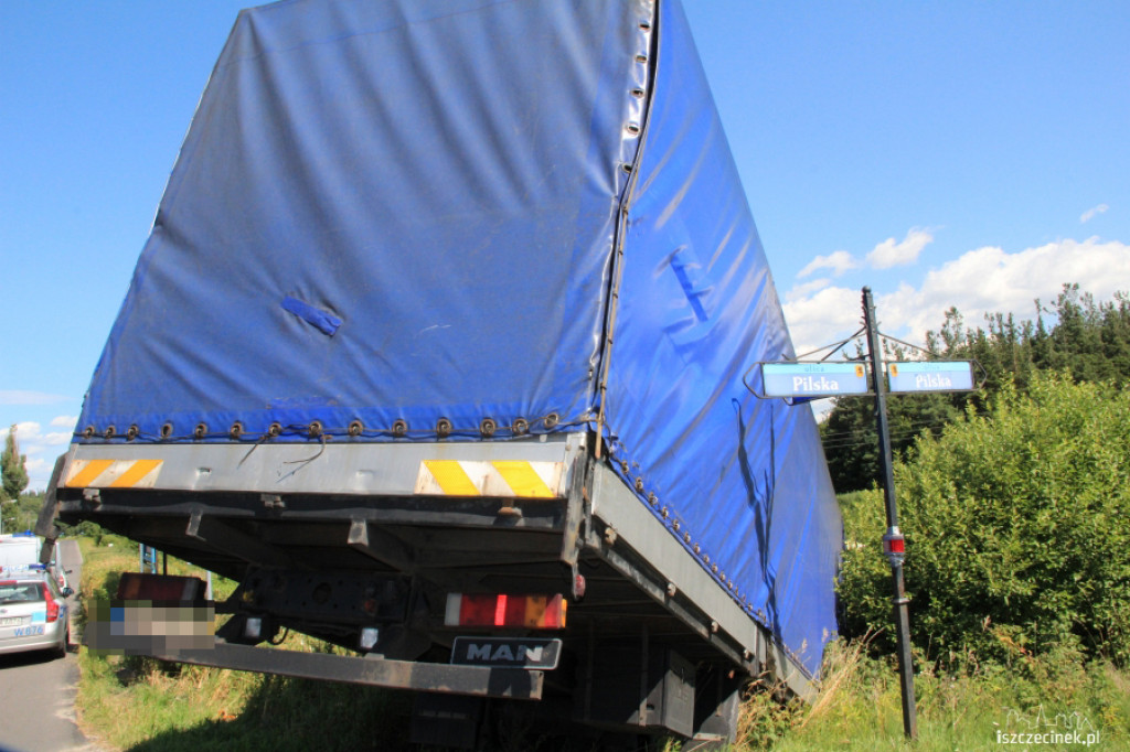 Rozpędzona ciężarówka wypadła z drogi