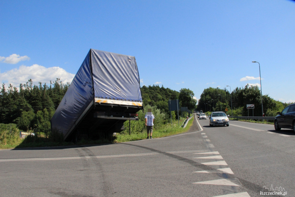 Rozpędzona ciężarówka wypadła z drogi
