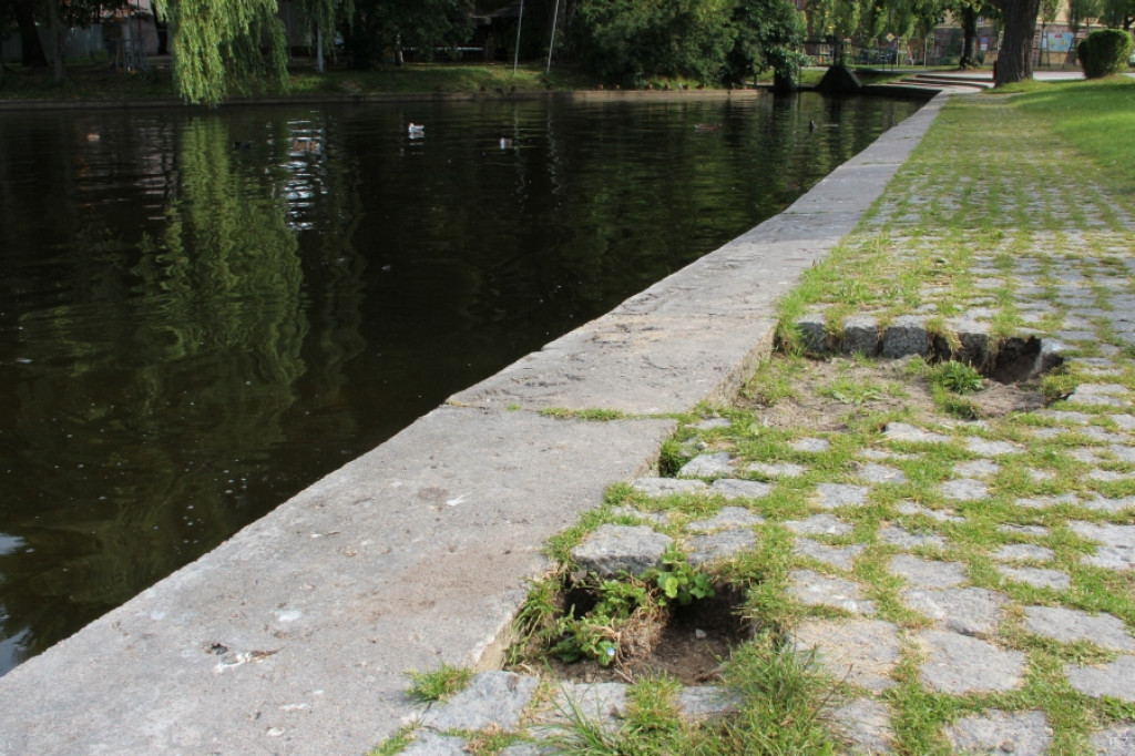 Rozbierają chodnik w parku