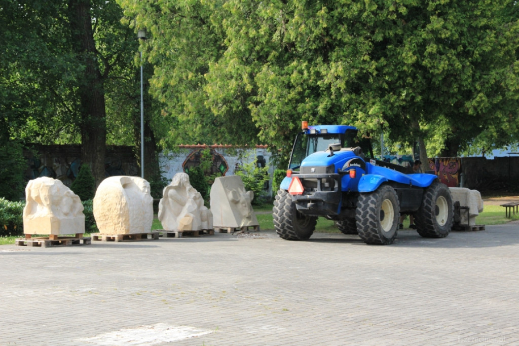 Rzeźby studentów w nowych miejscach