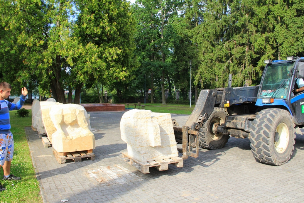 Rzeźby studentów w nowych miejscach