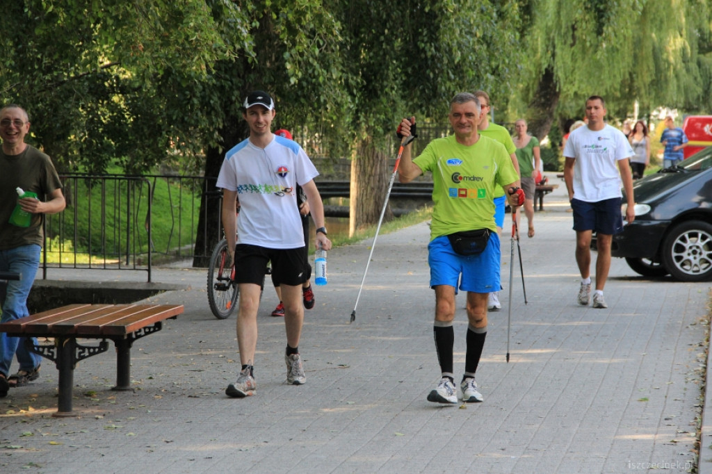 Andrzej Kowal bije rekord świata w marszu z kijkami nordic walking