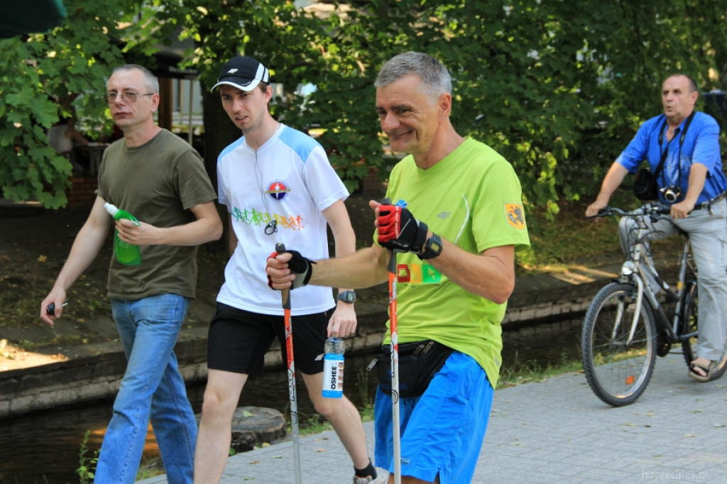 Andrzej Kowal bije rekord świata w marszu z kijkami nordic walking