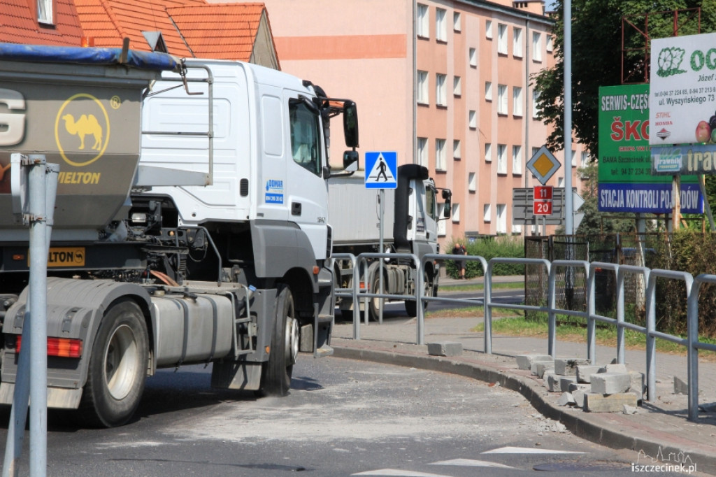 Na rondzie samochód zgubił ładunek