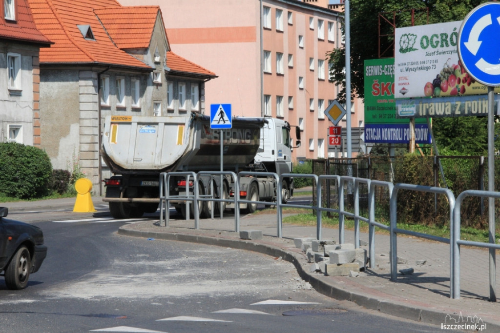 Na rondzie samochód zgubił ładunek