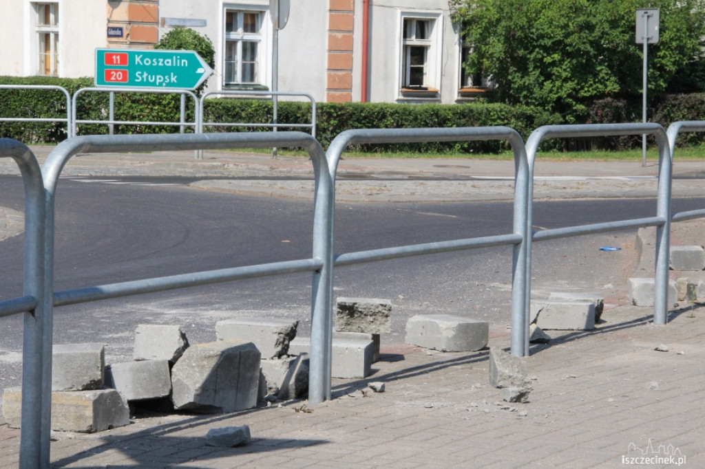 Na rondzie samochód zgubił ładunek