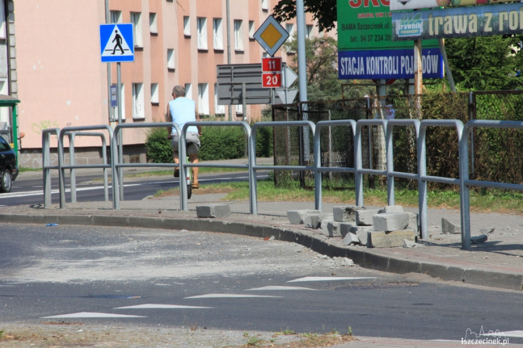 Na rondzie samochód zgubił ładunek