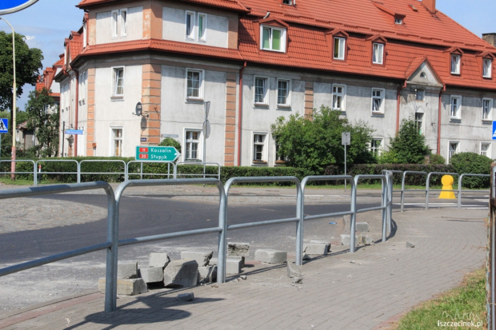 Na rondzie samochód zgubił ładunek