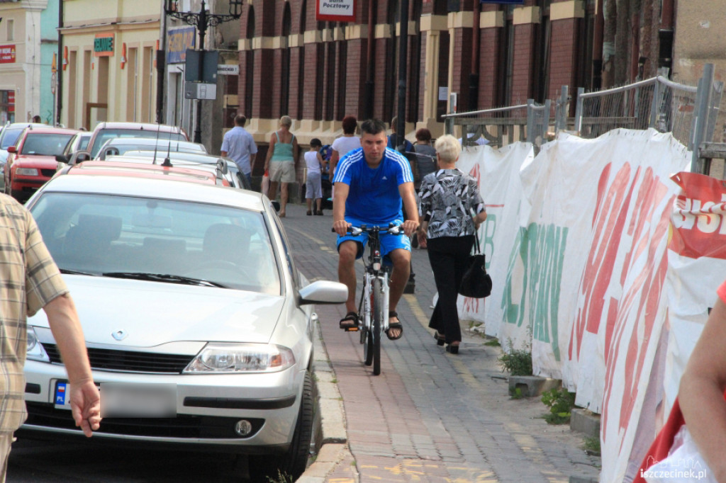 Walka rowerzystów z pieszymi