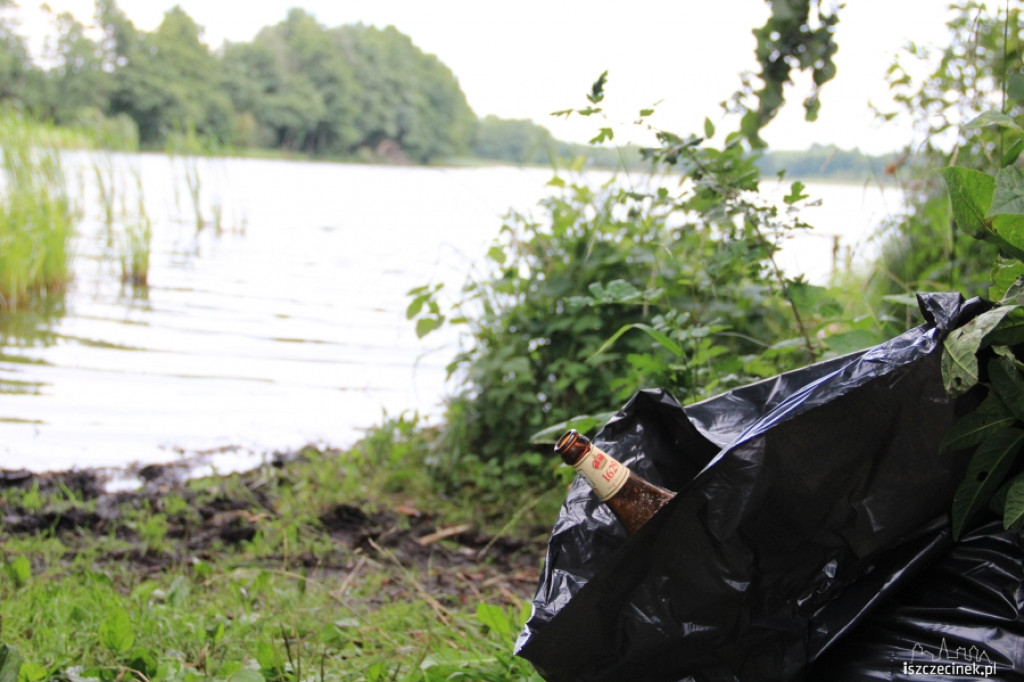 Wędkarze sprzątają jezioro