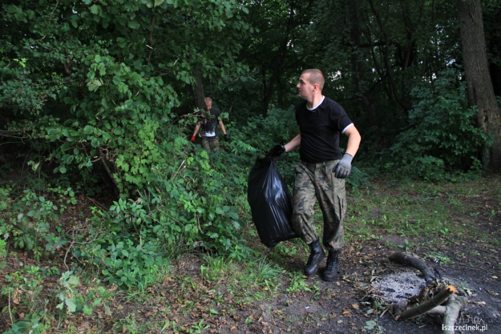 Wędkarze sprzątają jezioro