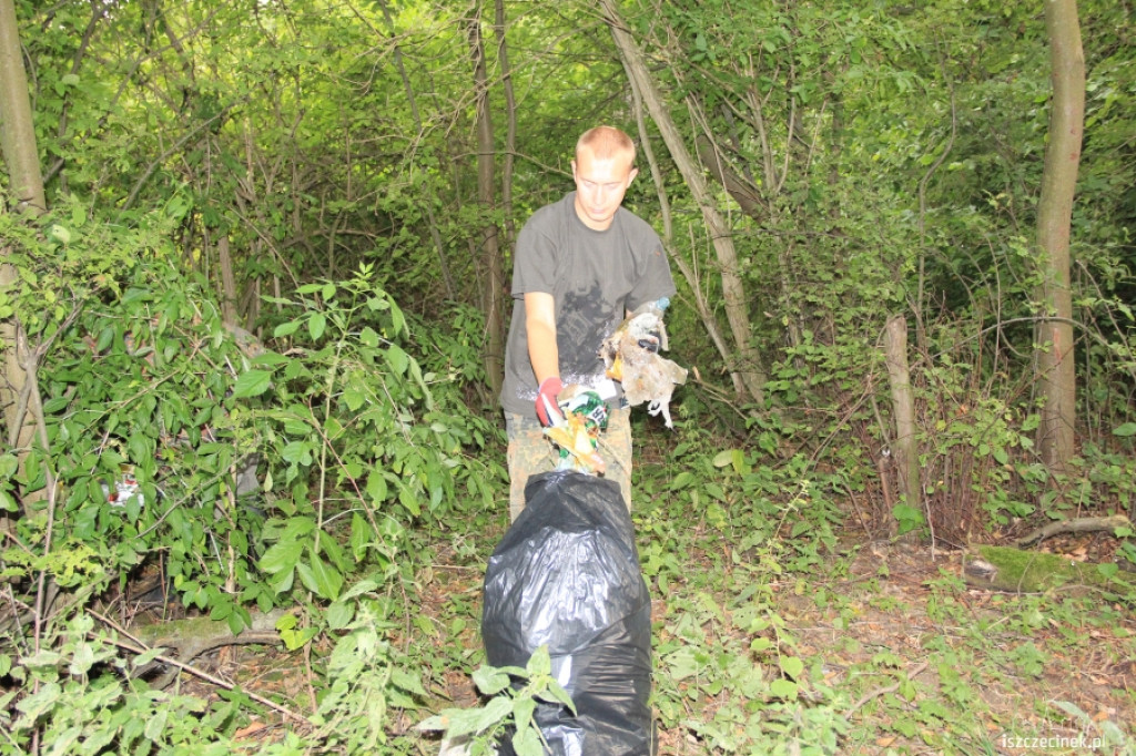 Wędkarze sprzątają jezioro
