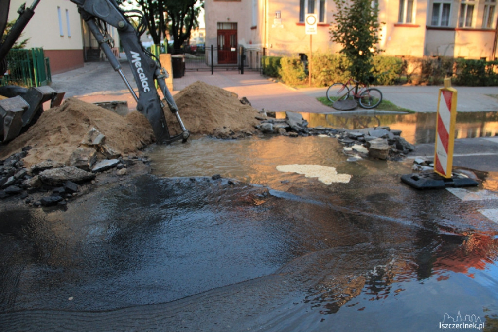 Koparka uszkodziła wodociąg