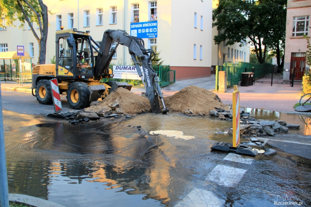 Koparka uszkodziła wodociąg