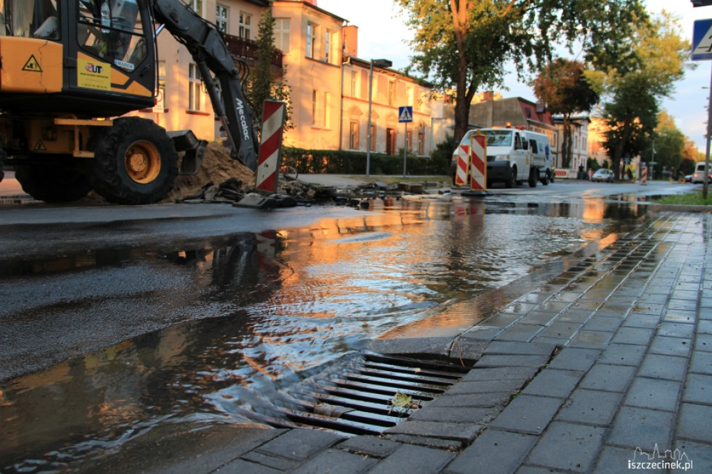 Koparka uszkodziła wodociąg
