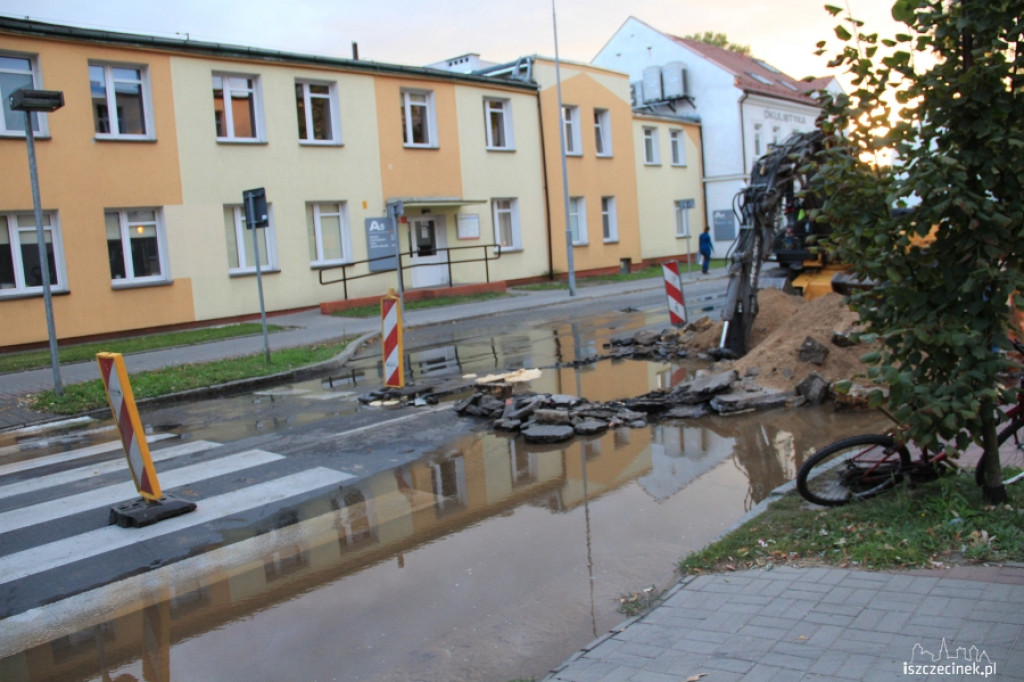 Koparka uszkodziła wodociąg