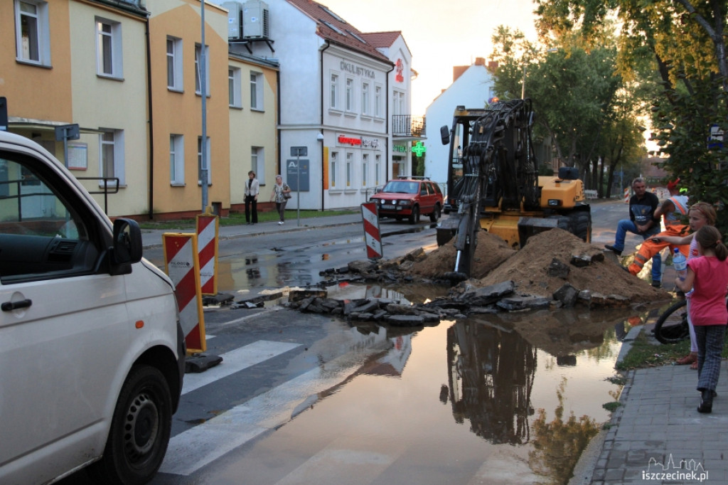 Koparka uszkodziła wodociąg