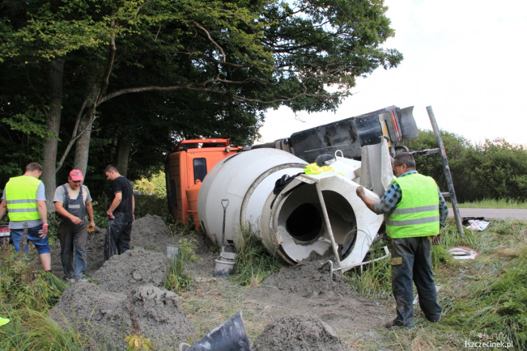 Przewróciła się ciężarówka przewożąca cement