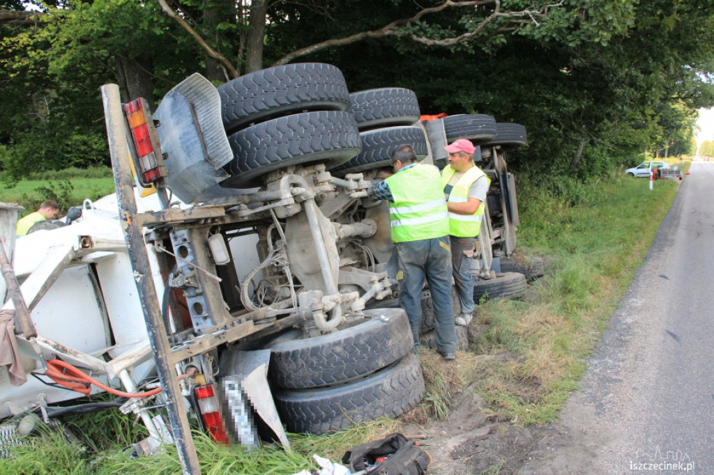 Przewróciła się ciężarówka przewożąca cement