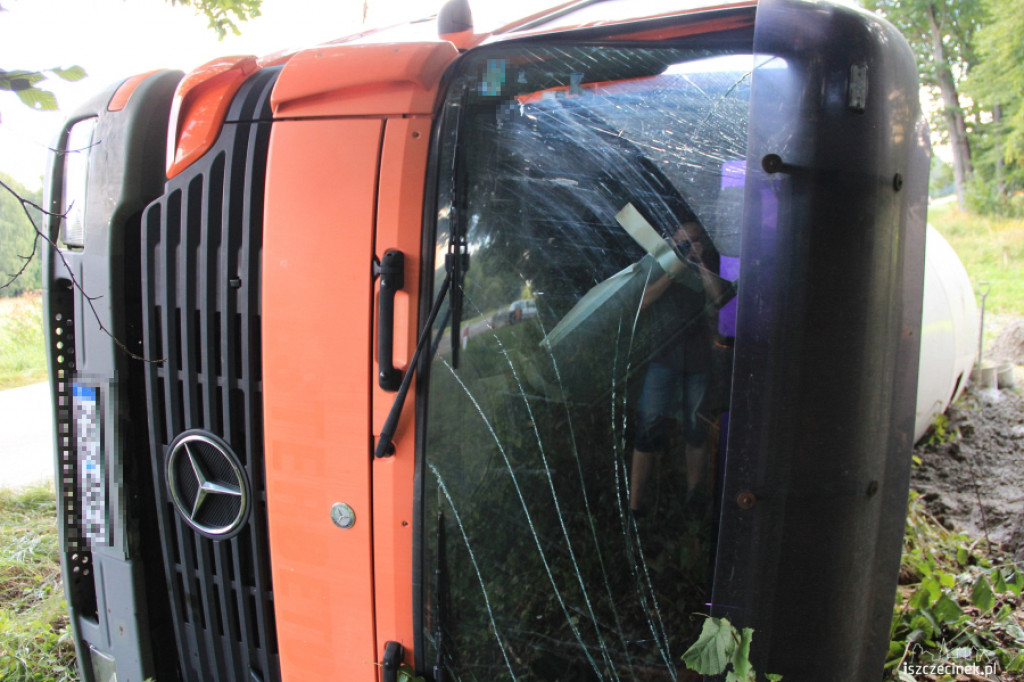 Przewróciła się ciężarówka przewożąca cement