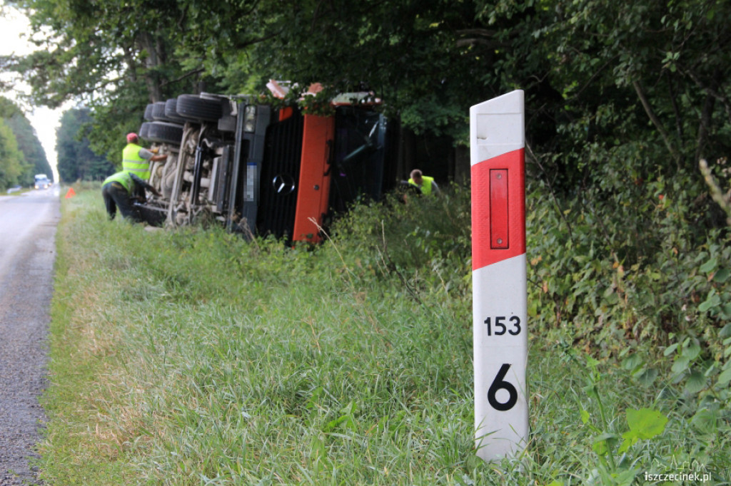 Przewróciła się ciężarówka przewożąca cement